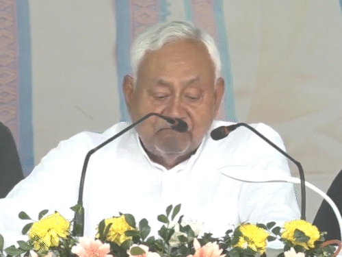 नीतीश कुमार ने मंच से जंगलराज की याद दिलाई।