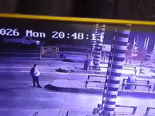 चौलांग टोल प्लाजा पर खड़ी पिकअप में घुसी कार।