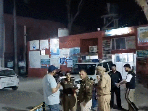 मामले की जांच करती हुई पुलिस।