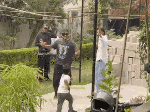 घर में भतीजे के साथ क्रिकेट खेलते ईशान।