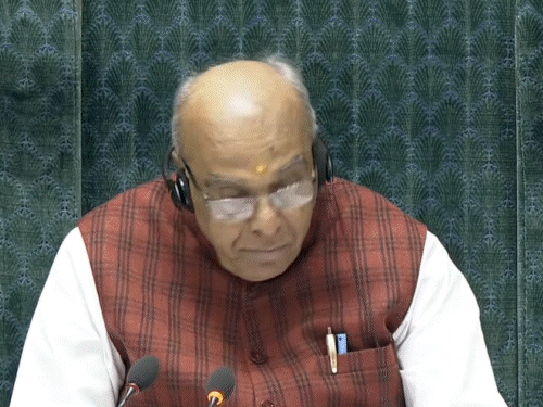 लोकसभा में विपक्ष के 50 सांसदों ने प्रस्ताव के समर्थन में खड़े होकर समर्थन किया।