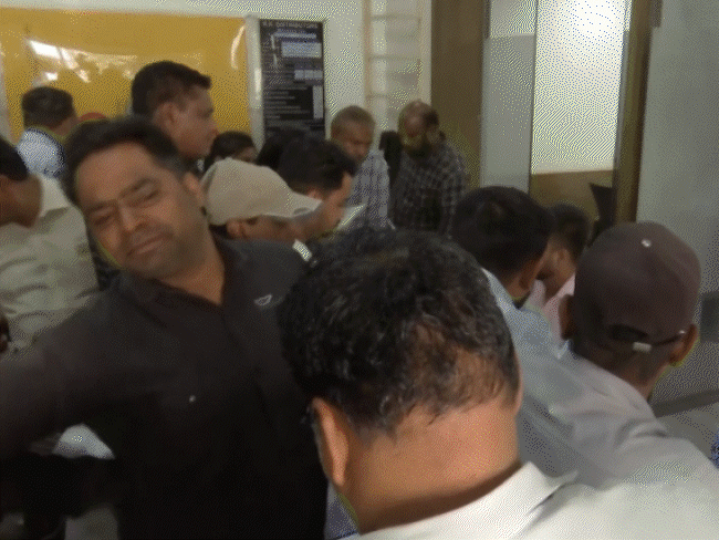 कई शहरों में कमर्शियल सिलेंडर की बुकिंग रोक दी है। घरेलू सिलेंडर भी 1 महीने में 1 दिया जा रहा है। - Dainik Bhaskar