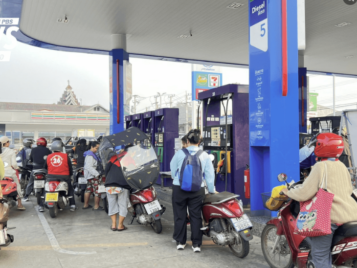 बैंकॉक समेत पूरे थाईलैंड में पेट्रोल और डीजल लेने के लिए लाइनें लग रही हैं।
