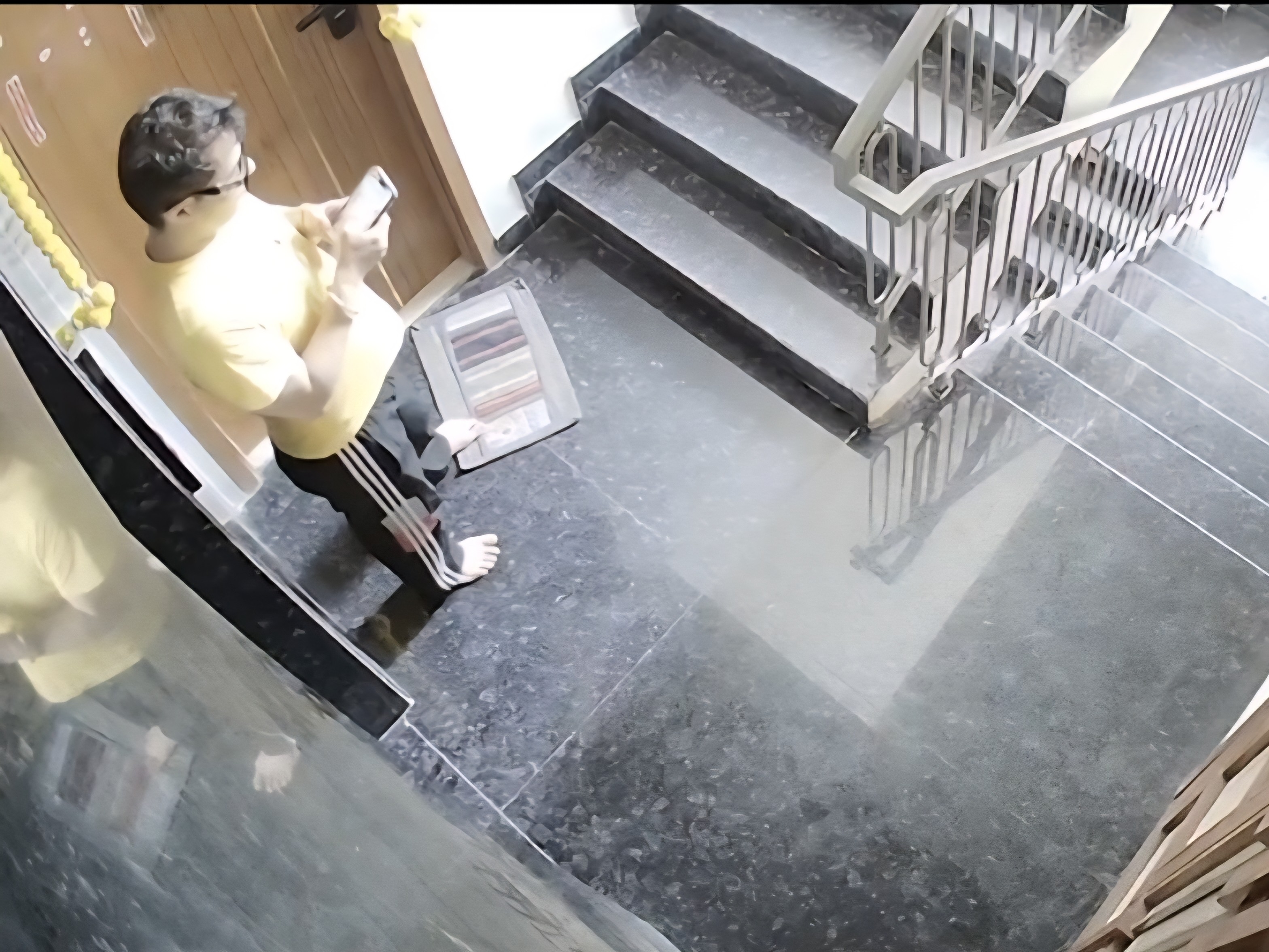 सोसाइट की सीढ़ियों पर खड़ा युवक।