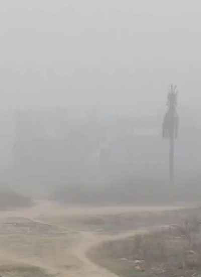 बदायूं में मौसम का मिजाज अचानक बदल गया। आसमान में बादल छा गए और हल्की धुंध दिखाई दी।