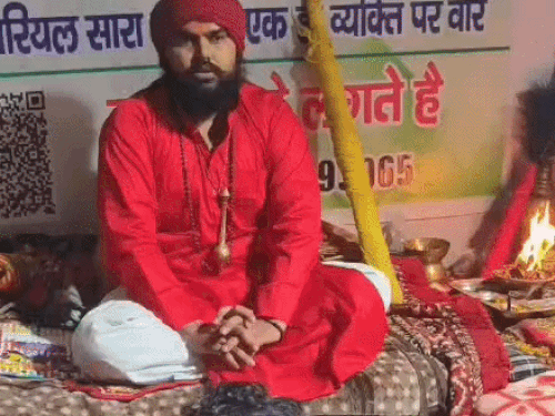 संजय भगत दिल्ली में राधिका धाम बनाकर लोगों को झाड़े लगा रहा है।