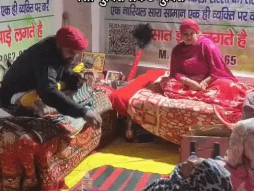 राधिका धाम में बाबा संजय भगत व उसकी पत्नी पूजा झाड़ा लगाते हुए।