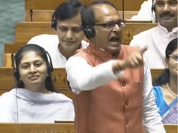 संसद में हंगामा कर रहे विपक्ष पर गुस्सा हो गए केंद्रीय मंत्री शिवराज सिंह।