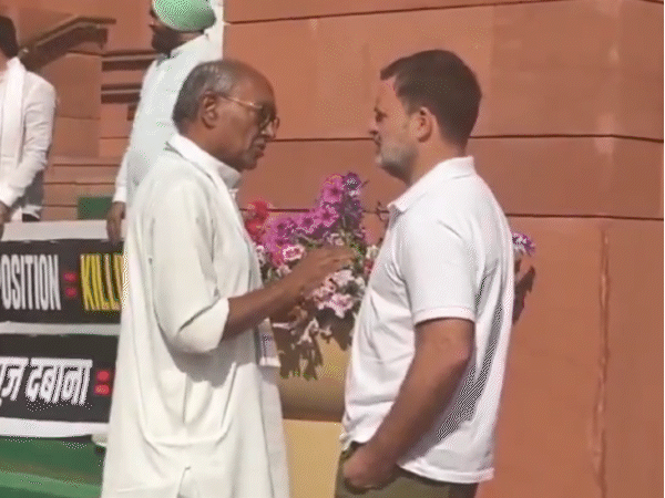 संसद परिसर में दिग्विजय सिंह और राहुल गांधी गुफ्तगू करते नजर आए।