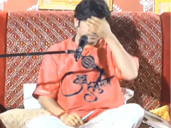 धीरेंद्र शास्त्री ने अपने सेवादारों की तुलना आर्मी से की। इस पर केके मिश्रा ने आपत्ति जताई।