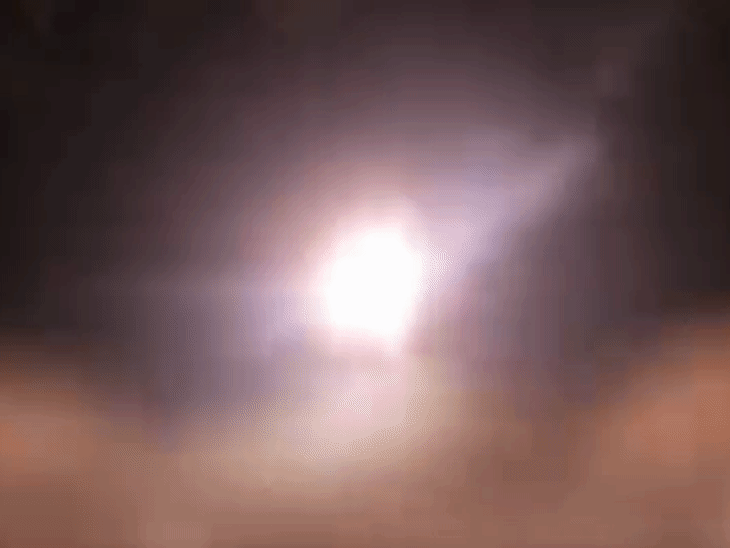 ईरान ने सोमवार रात को इजराइल पर 1 टन की वारहेड मिसाइलें दागीं।