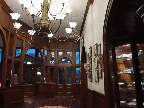 होटल में कई ऐसा सामान है जो सालों पहले विदेशों से मंगवाया गया था।