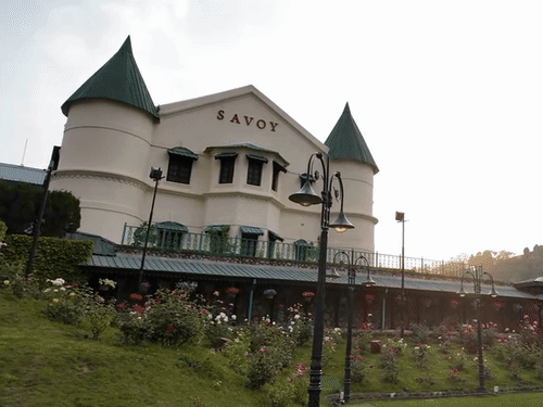 सुंदर वादियों के बीच बना वेलकमहोटल द सेवॉय।