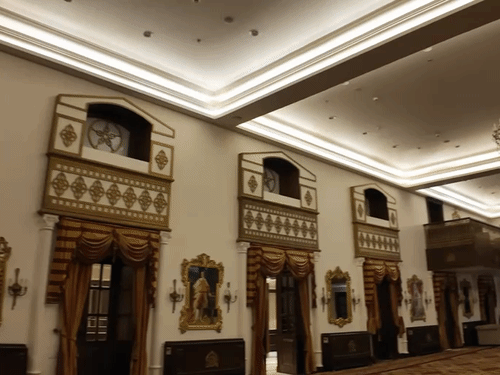 होटल में स्थित रॉयल डाइनिंग हॉल।