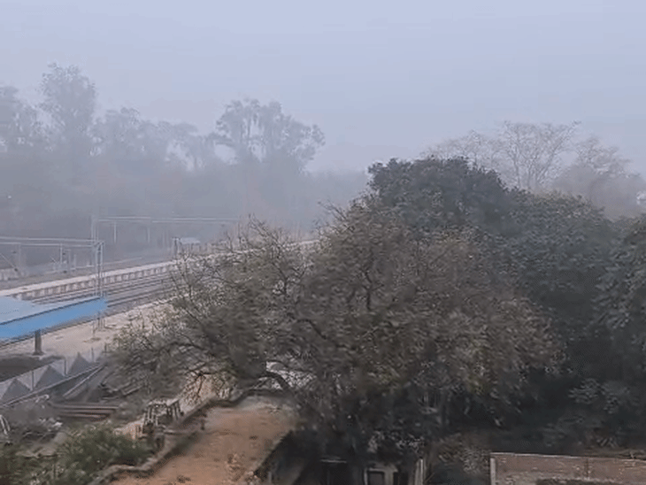 यह तस्वीर लखनऊ के मल्हौर स्टेशन के पास की है। मंगलवार सुबह धुंध दिखाई दी।