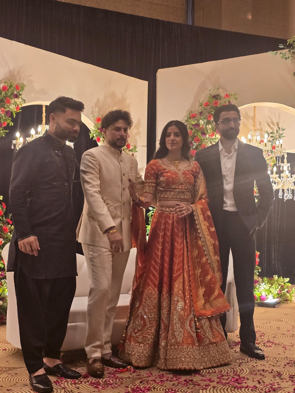 कुलदीप और वंशिका के साथ क्रिकेटर रिंकू सिंह।