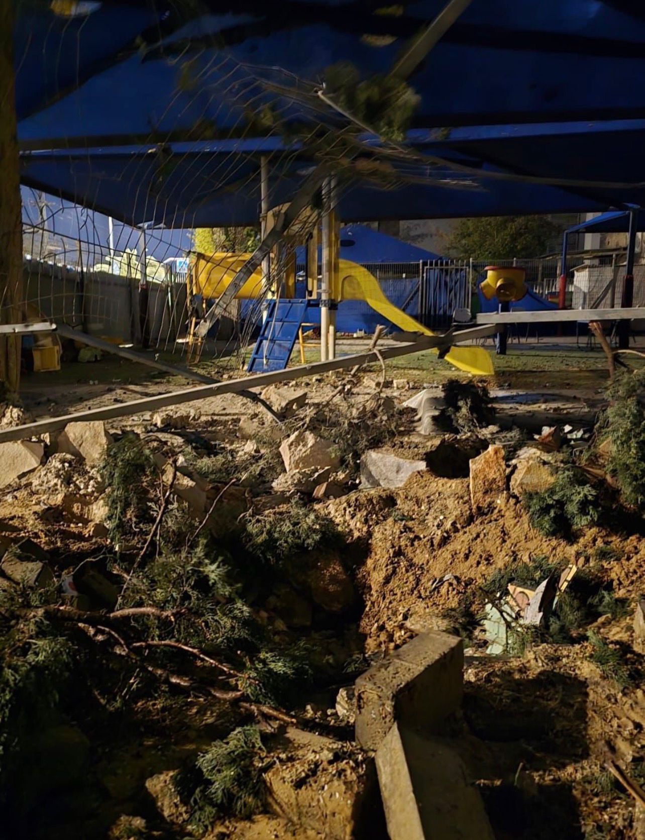 तस्वीरों में प्लेग्राउंट पूरी तरह टूटा और बिखरा नजर आ रहा है।