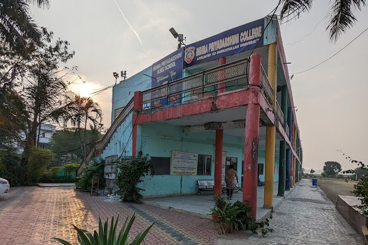 भोपाल के खानूगांव में इंदिरा प्रियदर्शनी कॉलेज की बिल्डिंग। इसी को लेकर शिकायत हुई थी।