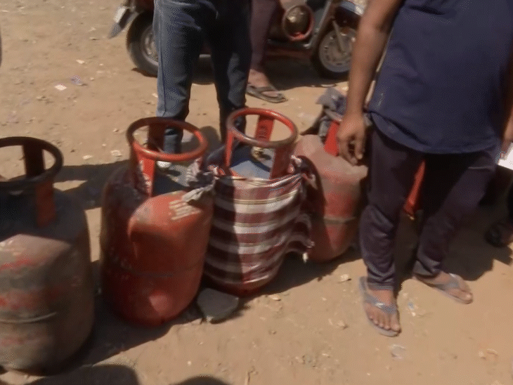 भोपाल में घरेलू सिलेंडर के लिए भी लंबी कतारें लग रही हैं।