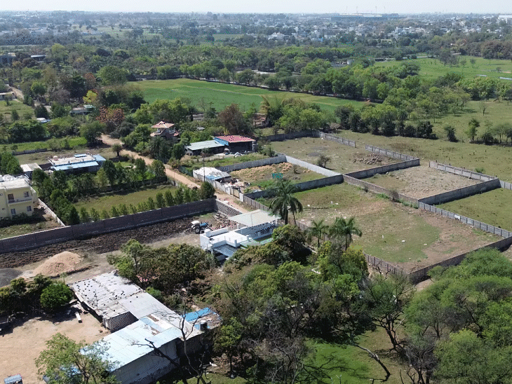 तालाब के किनारे लोगों ने प्लॉट काट दिए हैं।