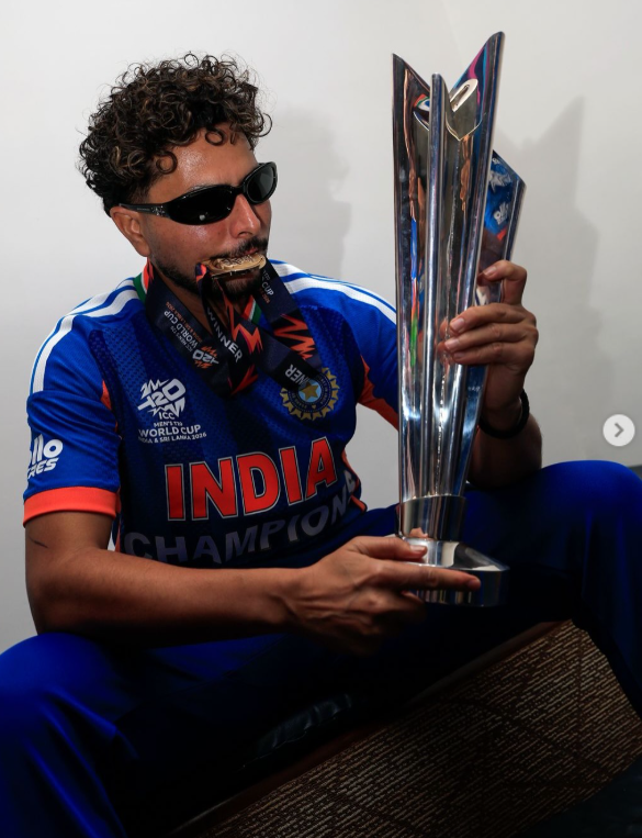 वर्ल्ड कप जीतने के बाद कुलदीप ने ट्रॉफी और मेडल के साथ स्वैग के साथ तस्वीर दिखाई दी।