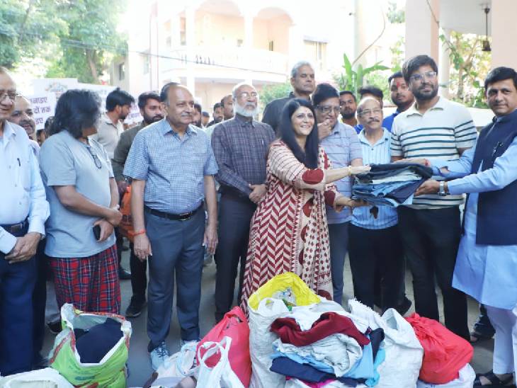 लोगों ने अभियान के तहत अपने घर के अनुपयोगी सामान को वाहन में भरवाया।