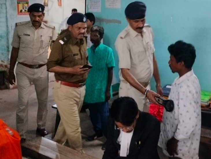 जामताड़ा जिला सिविल कोर्ट में जांच करते पुलिसकर्मी।