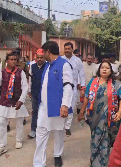 हाथ में काली पट्‌टी बांधकर मुकेश सहनी ने जताया विरोध।