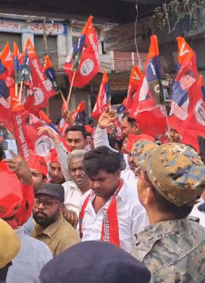 वीआईपी समर्थकों की नारेबाजी।