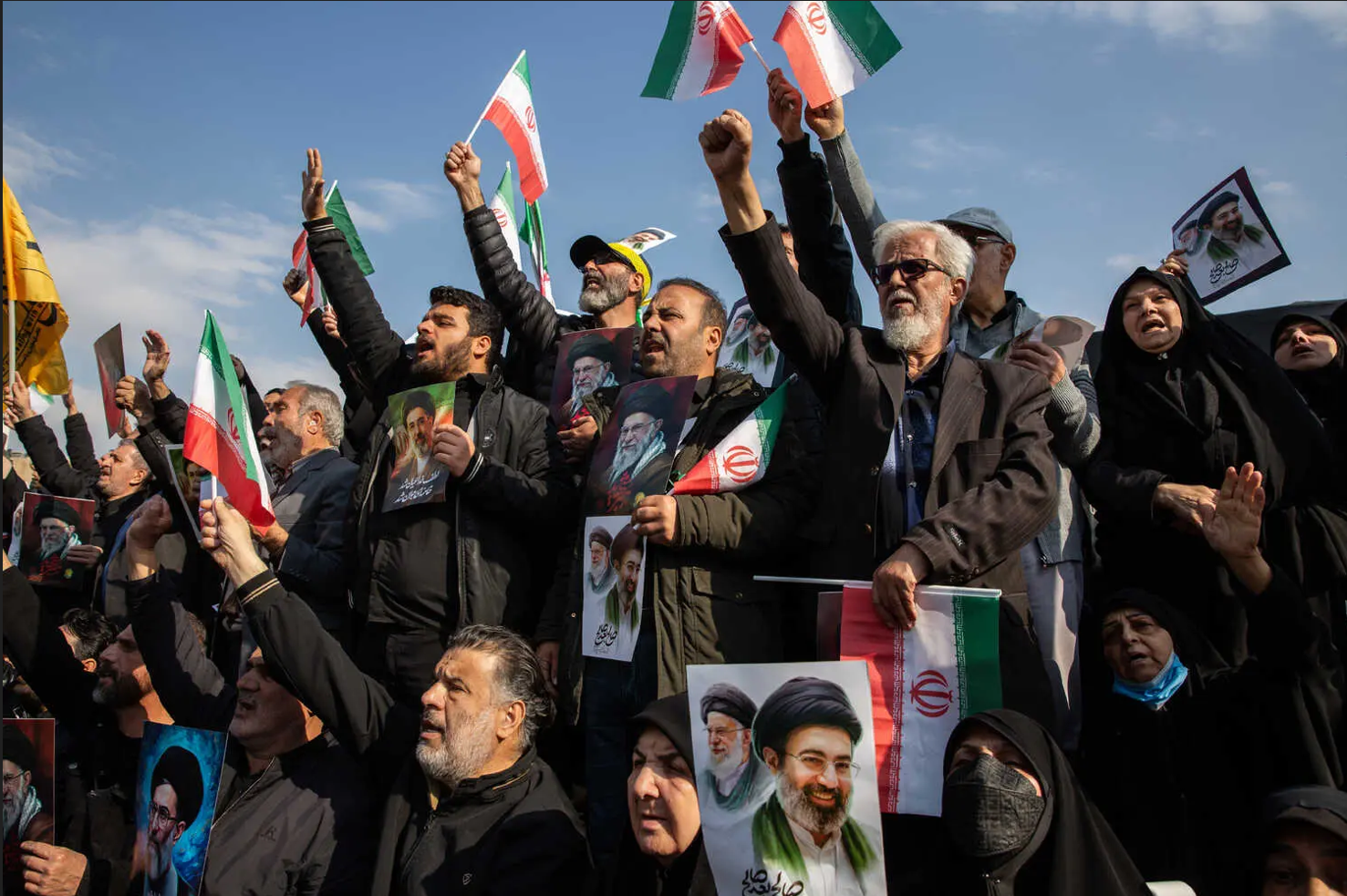 ईरान में अयातुल्ला अली खामेनेई को बेटे मुजतबा खामेनेई को नया सुप्रीम लीडर चुना गया, जिसके बाद कई ईरानी लोगों ने समर्थन किया।