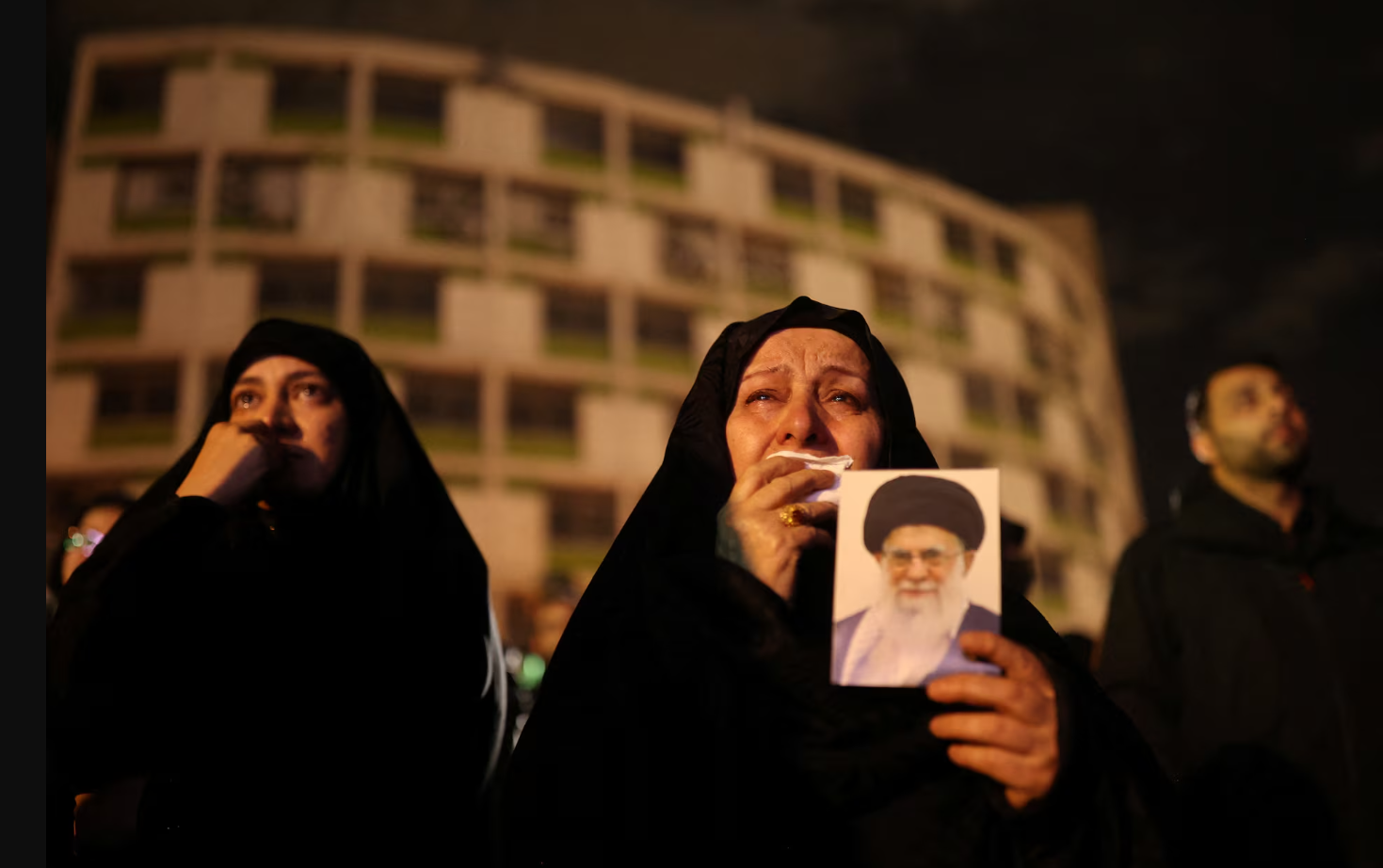 ईरान के तेहरान में 28 फरवरी को ईरान के सुप्रीम लीडर अयातुल्ला अली खामेनेई की हत्या के बाद एक महिला उनकी तस्वीर पकड़कर रोती हुई।