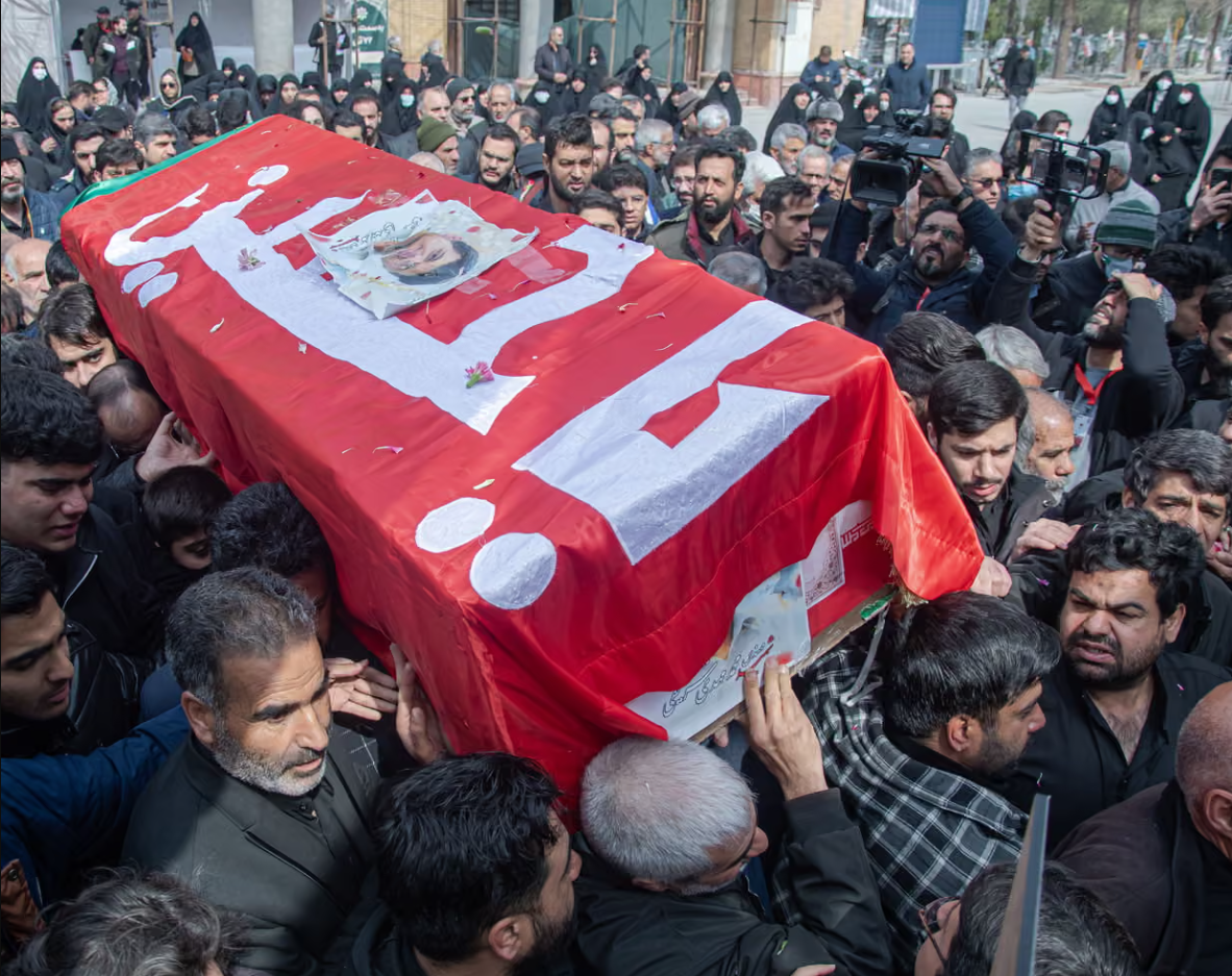 ईरान में एयरस्ट्राइक में मारे गए लोगों के अंतिम संसकार में शोक मनाने शामिल हुए लोग।