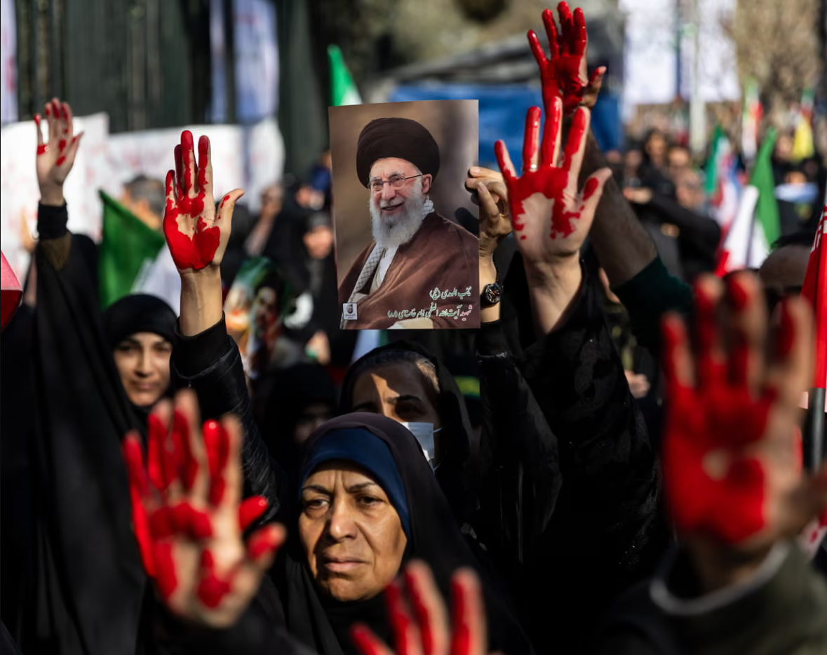 ईरान के नए सुप्रीम लीडर के समर्थकों ने वफादारी दिखाते हुए लाल रंग से रंगे हाथ उठाए।