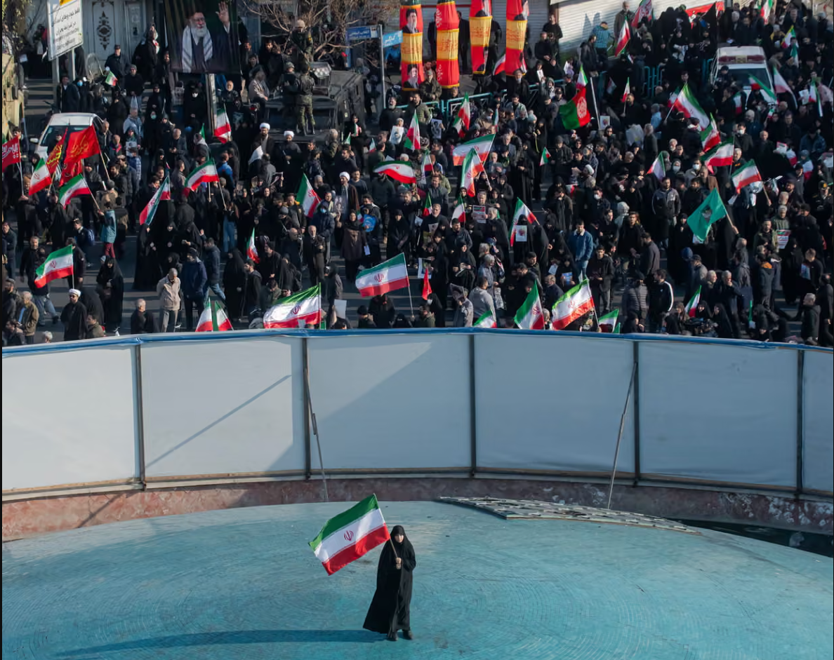 ईरान के नए सुप्रीम लीडर मुजतबा खामेनेई को समर्थन दिखाने के लिए लोग तेहरान में इकट्ठे हुए।