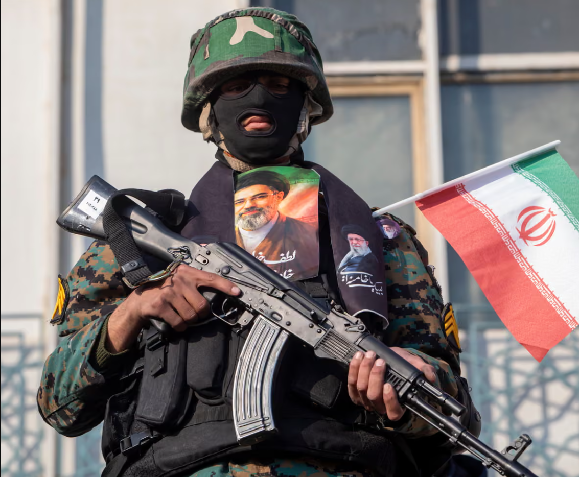 ईरानी सैनिक नए सुप्रीम लीडर मुजतबा खामेनेई की तस्वीर के साथ