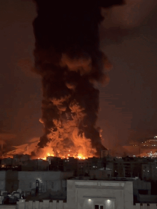 ईरान की राजधानी तेहरान में ऑयल स्टोरेज पर हमले के बाद पूरे शहर में धुएं के बादल छा गए थे।