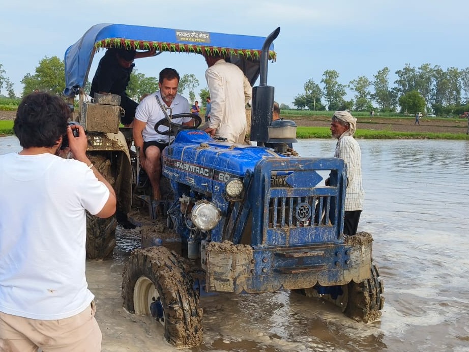 राहुल गांधी ने किसान संजय के खेत में ट्रैक्टर चलाया था- फाइल फोटो। - Dainik Bhaskar