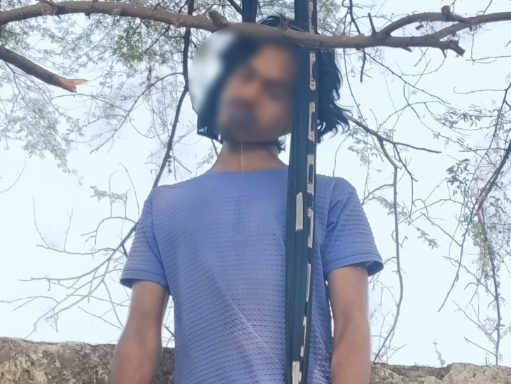 साड़ी के फंदे के अलग-अलग छोर में दोनों की लाश लटकी थी।