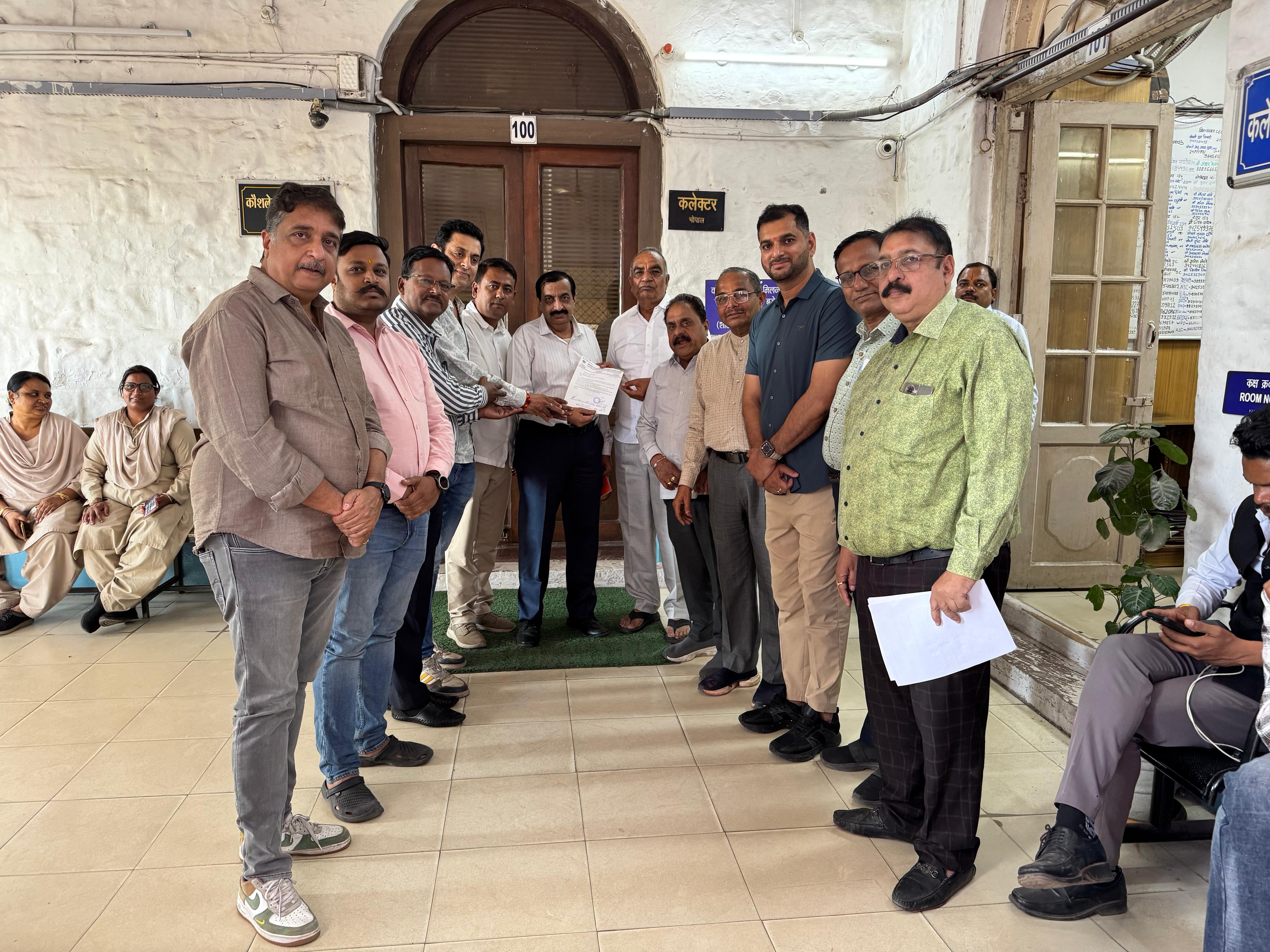 कमर्शियल गैस सिलेंडर की सप्लाई नहीं होने से भोपाल चैंबर ऑफ कॉमर्स के पदाधिकारी कलेक्टर से मिलने पहुंचे।