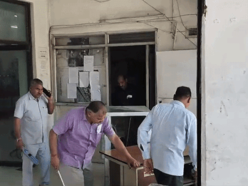 प्रधान डाक घर परिसर के अंदर जांच करती बम निरोधक टीम।