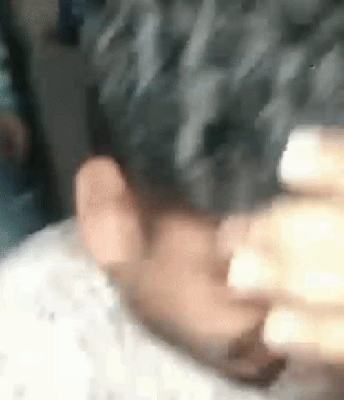 पिटाई के बाद युवक सड़क किनारे ही बैठ गया।