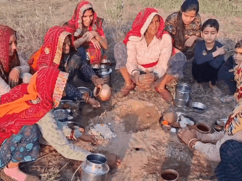 महिलाओं ने खरीफ की फसलों के विभिन्न बीजों को मिट्टी में मिलाकर विशेष 'मिट्टी के लड्डू' तैयार किए।