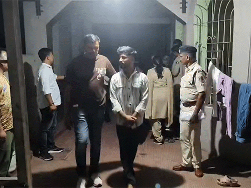 एक ग्राहक को भी गिरफ्तार किया गया है।