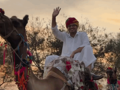 बारातियों ने नाचते गाते हुए 6 किलोमीटर का सफर दो घंटे में तय किया।