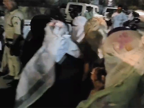 पुलिस ने सभी लड़कियों को अभिरक्षा में ले लिया है।