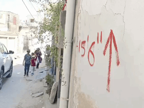 मकानों पर नगर परिषद ने तोड़ने के लिए मार्किंग की है।