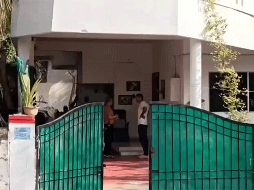 विधायक कॉलोनी के इसी मकान में एयरफोर्स के विंग कमांडर ने फांसी लगाई है।