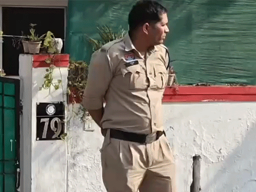 विधायक कॉलोनी स्थित इसी मकान में विंग कमांडर की लाश मिली है। - Dainik Bhaskar