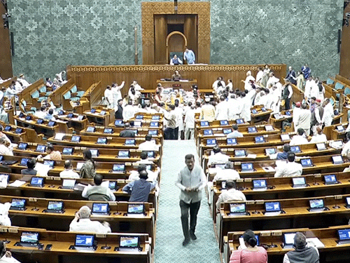 लोकसभा की कार्यवाही के दौरान विपक्ष ने चेयर को घेरकर सरकार के खिलाफ नारेबाजी की।