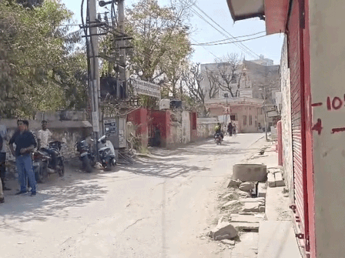 दुकान-मकानों पर 5 से 15 फीट तक सड़क चौड़ा करने के लिए निशान लगाए गए हैं।